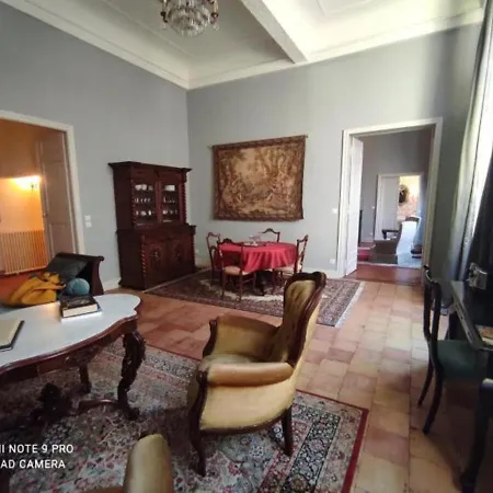 Апартаменти La Barbes