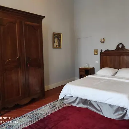 La Barbes Апартаменти